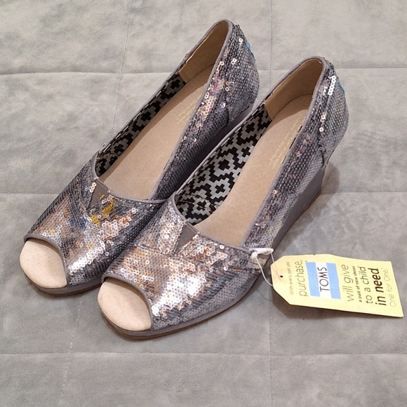 NWT Toms Silver Sequin Wedge Shoes - Picture 1 of 5
